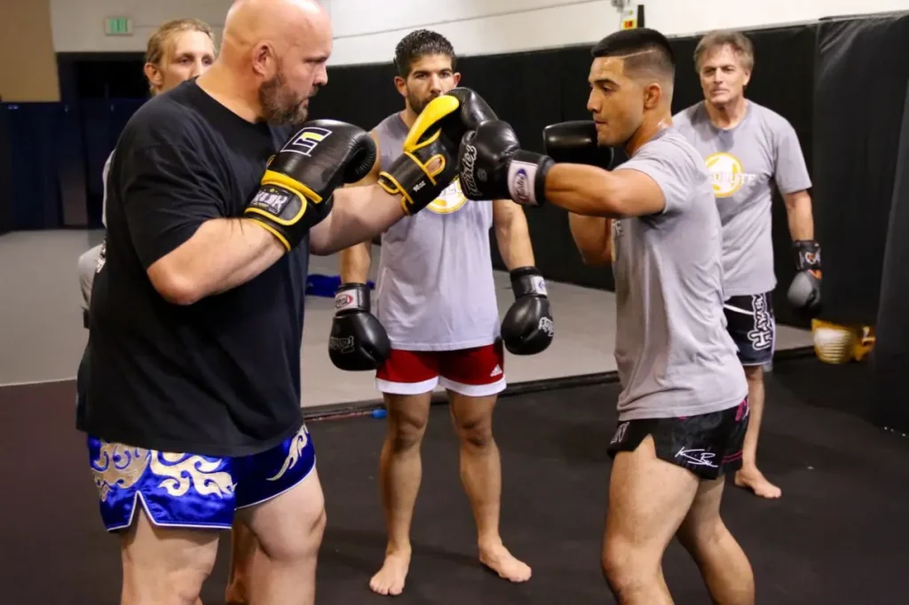 Sesión de entrenamiento de Muay Thai con atletas entrenando en un gimnasio.