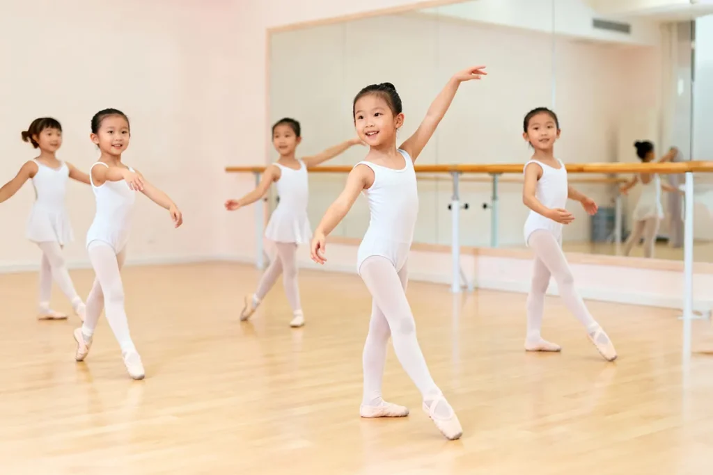 Niños aprendiendo ballet en escuela especializada