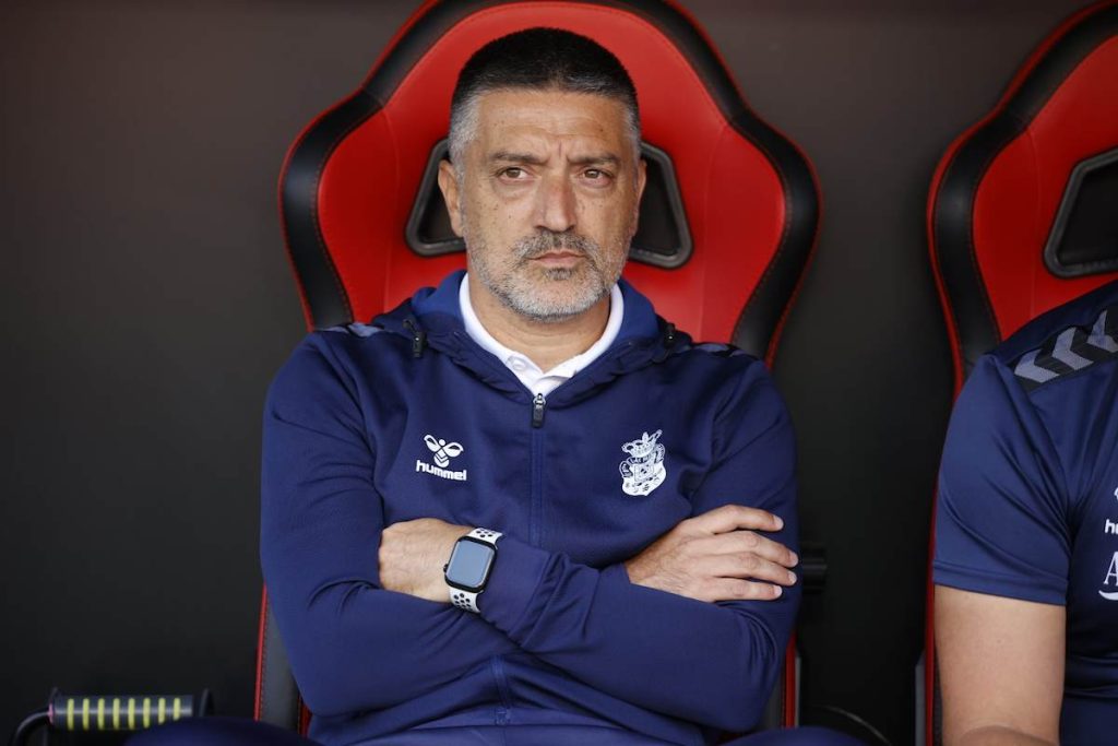 García Pimienta durante una sesión de trabajo, analizando el desempeño táctico de su equipo.